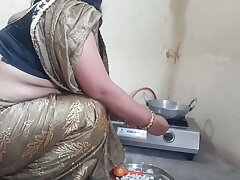 मॉर्निंग में मेड को खाना बनाते टाइम कुतिया बनाकर चोदा XXX maid Fuck