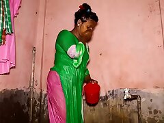 Amateur sexi village girl take open bath
